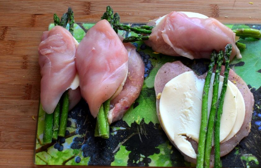 1. Этап. Куриная грудка, фаршированная спаржей: Вложите внутрь каждого филе по ломтику сыра и по три стебля спаржи. Закройте филе.