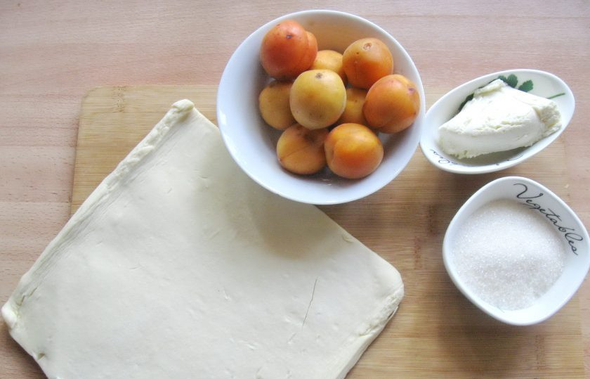 1. Этап. Слойки с творогом и абрикосами: Подготовьте ингредиенты для приготовления слоек с абрикосами и творогом.