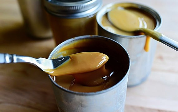 1. Этап. Вареное сгущенное молоко: 5. Выключите огонь, но не доставайте банки, оставьте их для остывания при комнатной температуре, затем извлеките из воды и откройте их. Наслаждайтесь сладким десертом, приятного аппетита!