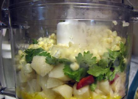 1. Этап. Тун Тун - Тайские яичные роллы: Добавить воду, каштан, лук, кинзу, кукурузу, перец и яичный желток в кухонный комбайн.