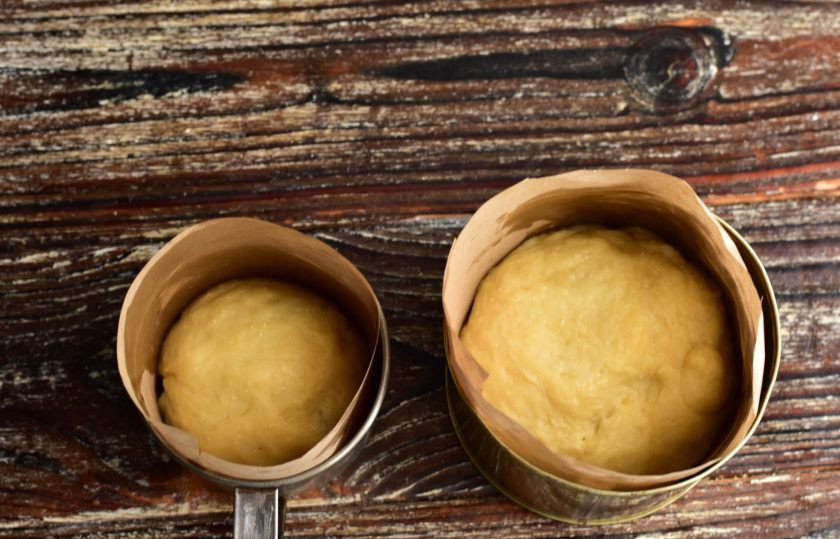 1. Этап. Заварная баба: Разложите тесто в формы для выпекания. Можно использовать силиконовые или металлические. Оставьте их на 15-20 минут.