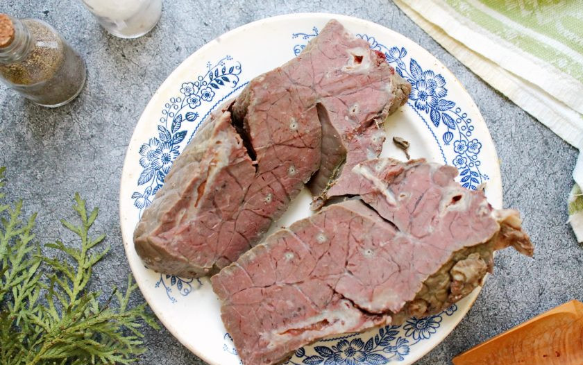 1. Этап. Вкусные блины с легким: Легкое хорошо вымойте и отварите в соленой воде в течение 1.5-2 часов до мягкости. Затем извлеките легкое из бульона, положите в пакет, завяжите и дайте ему полностью остыть.