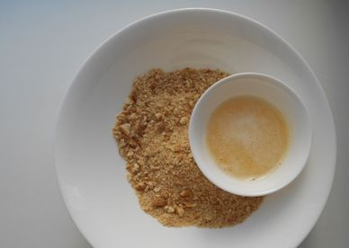 1. Этап. Чизкейк с клубникой: Измельчаем печенье в мелкую крошку, а масло растопим.