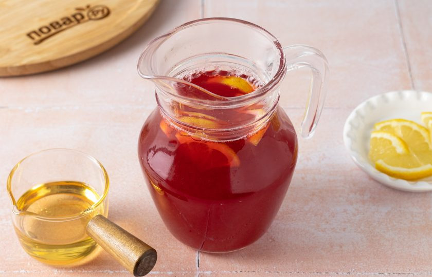 1. Этап. Брусничный сбитень: Добавьте мёд и нарезанный ломтиками лимон. Дайте настояться полчаса.