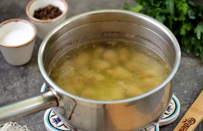 1. Этап. Холодная закуска из куриных сердечек в чесночно-соевом соусе: Сердечки предварительно отварите, слейте бульон, остудите. Варите минут 30, не меньше.