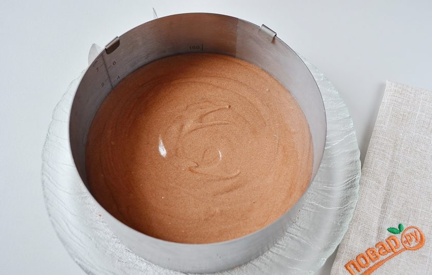 1. Этап. Торт 3 шоколада: 20. Вылейте на корж, разровняйте и уберите на 2-3 часа в холодильник (пока не застынет!).
