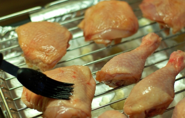 1. Этап. Куриные ножки в меду: Курочку выкладываем на сетку и при помощи щеточки хорошенько обмазываем медом.