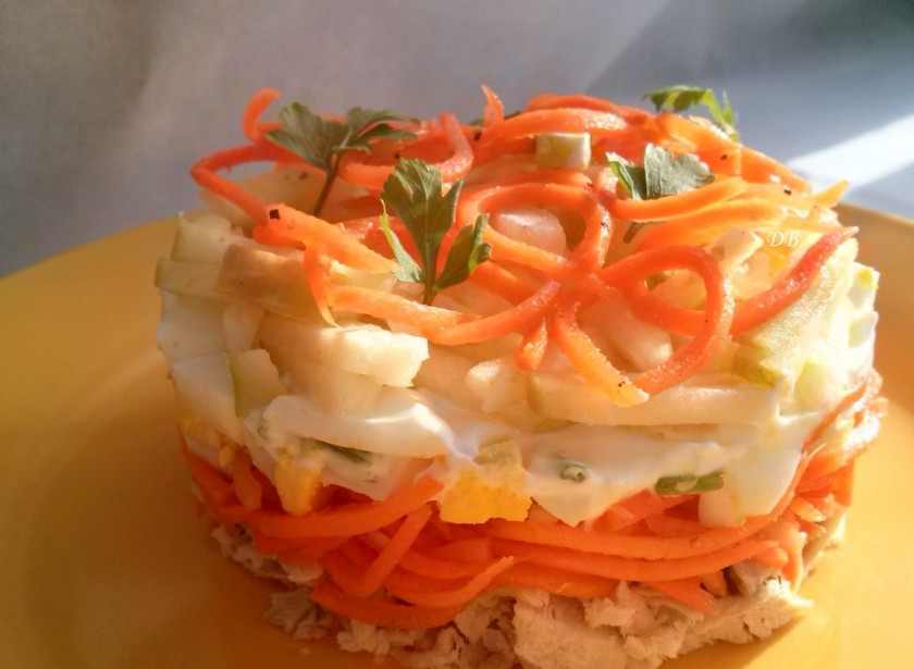 1. Этап. Салат с корейской морковкой: Аккуратно снимите кольцо. Салат с корейской морковью готов. Приятного аппетита!