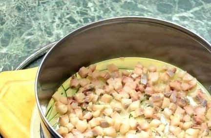 1. Этап. Салат Новогодняя ночь с селедкой: 4. Выкладывать все ингредиенты нужно в определенном прядке. Первым слоем у нас будет селедка.