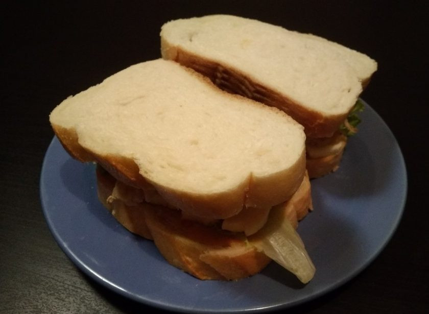 1. Этап. Сэндвичи с курицей и сыром: 8. Оставшийся хлеб также смажьте соусом. Укройте кусочками сэндвичи. Приятного аппетита!