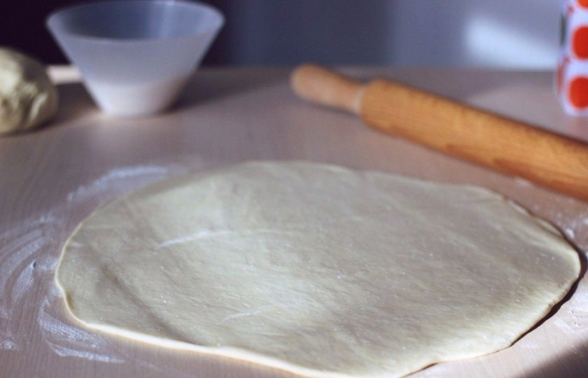 1. Этап. Творожное печенье к чаю: Когда тесто отстоялось, разделяем его на две части для удобства раскатывания. Поверхность также можно немного присыпать мукой. Раскатываем тесто. Чем тоньше вы его раскатаете, тем меньше будут ваши печеньки по размеру, поэтому оптимальную толщину задаете сами.