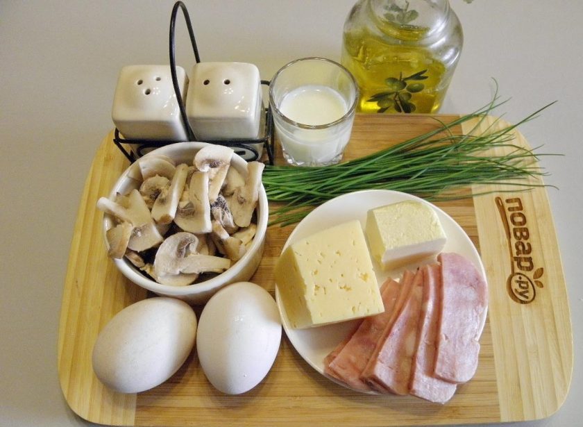 1. Этап. Омлет с ветчиной, грибами и сыром: 1. Подготовьте продукты. Сливочное масло понадобится для жарки омлета, а растительное для жарки грибов, лучший вариант - шампиньоны. Приступим.