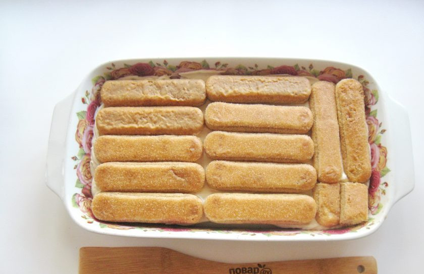1. Этап. Торт Тирамису: Обмакивая печенье в кофе с коньяком, выложите второй слой печенья.
