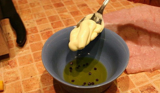 1. Этап. Мясной рулет в духовке: 11. В отдельной мисочке соединить оливковое масло, перец горошком, сметану или майонез, а также добавить вино.