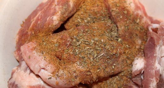 1. Этап. Маринованные свиные ребрышки: 1. Итак, мясо разморозим, разрежем на небольшие кусочки, обсыплем специями и базиликом. Перемешаем.