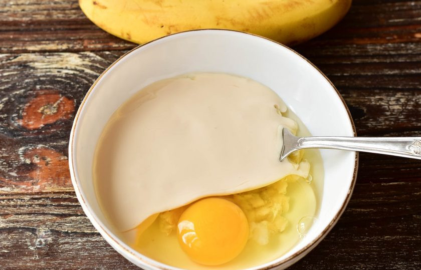 1. Этап. Банановые оладьи на ряженке: Влейте ряженку.