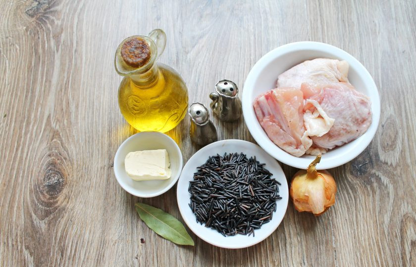 1. Этап. Черный рис с курицей: Подготовьте все необходимые ингредиенты для приготовления черного риса с курицей. Рис заливаем теплой водой и оставляем замоченным на 6-8 часов.