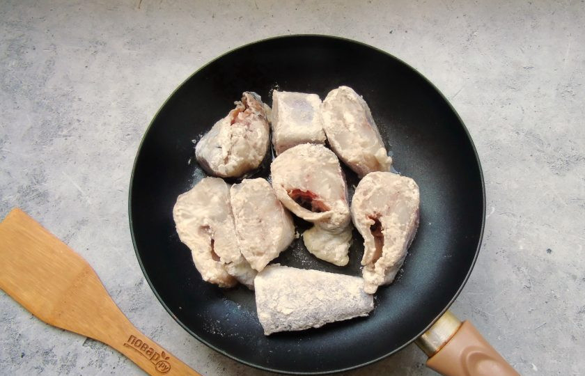 1. Этап. Минтай под маринадом из моркови и лука: Кусочки минтая обваляйте в муке и выложите в горячую сковороду с подсолнечным маслом.