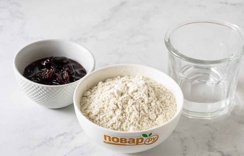 1. Этап. Вареники с вишней из цельнозерновой муки: Подготовьте все ингредиенты.