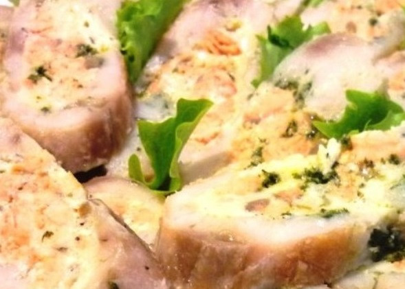 1. Этап. Рыбные рулеты с начинкой: Разверните фольгу, достаньте рулет.