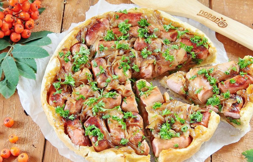 1. Этап. Пирог с колбасками и карамелизированным луком: Переворачиваем пирог на тарелку тестом вниз и подаем к столу.