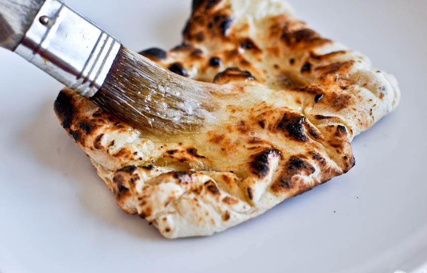 1. Этап. Домашние лепешки наан: 8. Смазать наан большим количеством масла и подавать.