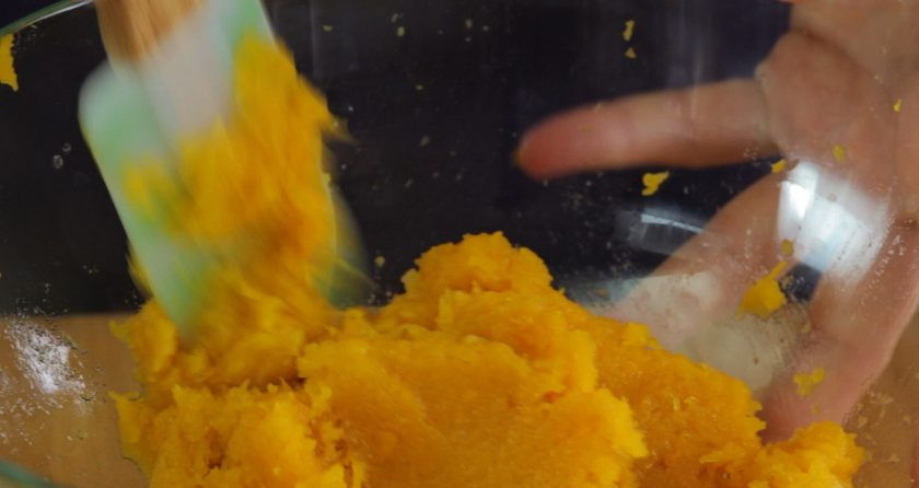 1. Этап. Тыквенные гноччи: 2. Затем мякоть измельчите в пюре с помощью блендера или миксера.