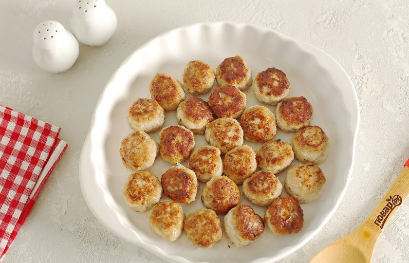 1. Этап. Фрикадельки в соусе Бешамель: Обжарьте фрикадельки на сильном огне с двух сторон до румяной корочки и переложите в форму для запекания. Фрикадельки конечно можно предварительно не обжаривать, но мне нравится такой вариант больше.