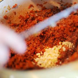 1. Этап. Говядина в болонском соусе: Добавляем чеснок.