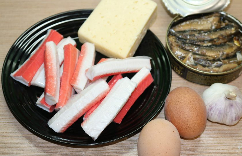 1. Этап. Шпроты в крабовых палочках: Подготовьте ингредиенты.