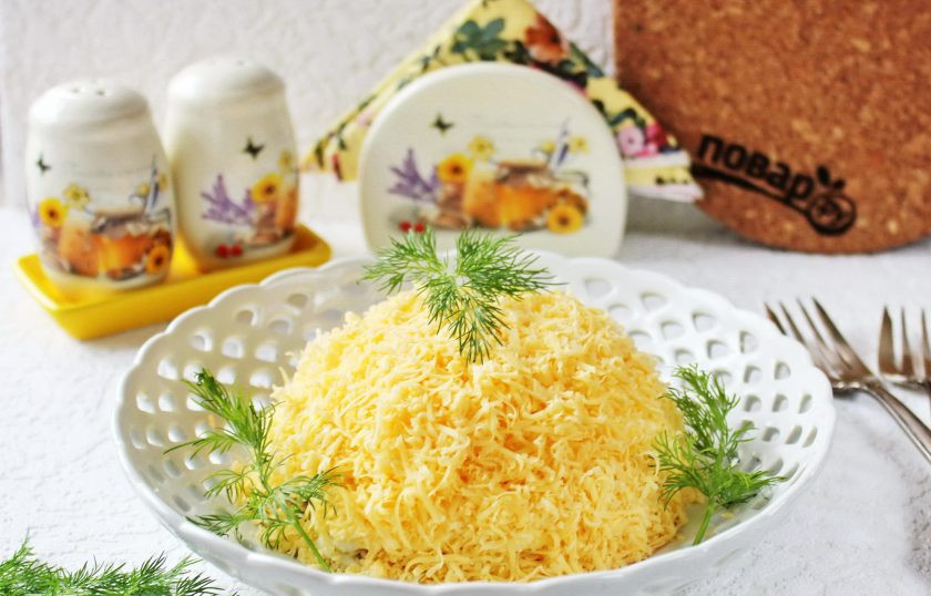 1. Этап. Салат Яблоки на снегу: Украсьте по своему усмотрению и подавайте на стол.