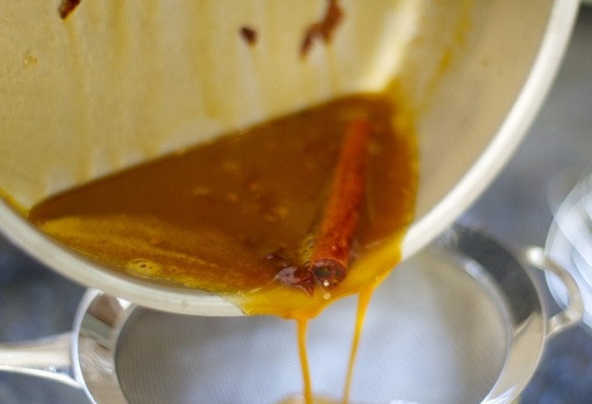 1. Этап. Филе утки в апельсиновом соусе: 3. Готовый соус процедите через сито.