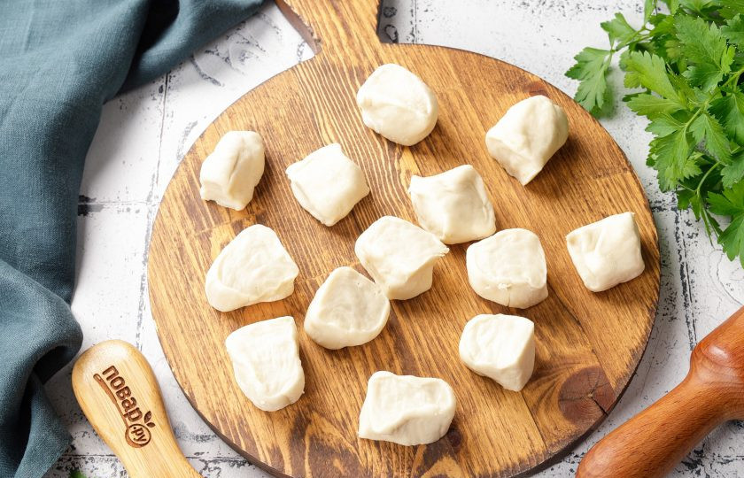 1. Этап. Вареники с грибами: От теста отрежьте кусок, раскатайте его колбаской и нарежьте на небольшие кусочки.