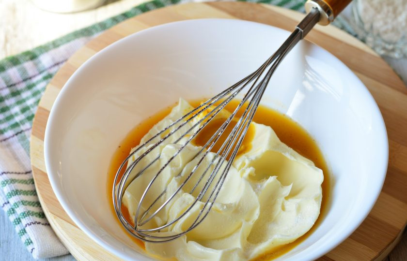 1. Этап. Пышный кулич: Смешайте в миске смесь куркумы и мягкое сливочное масло комнатной температуры.