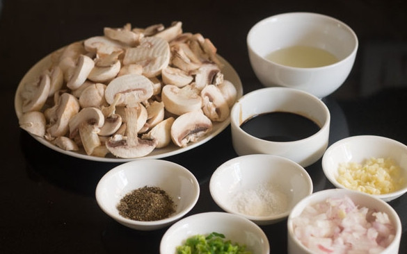 1. Этап. Грибы шампиньоны жареные: Грибы порежьте пластинками, измельчите лук и чеснок, сельдерей.