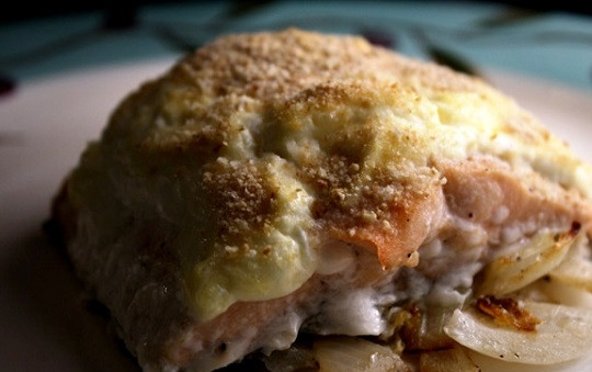 1. Этап. Рыба под сметаной: 4. Вот так быстро и просто получилось аппетитное основное блюдо, которое подойдет к любому гарниру.