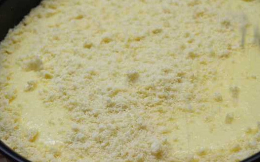 1. Этап. Царская ватрушка: 10. Оставшуюся крошку распределите сверху, чтобы прикрыть начинку.