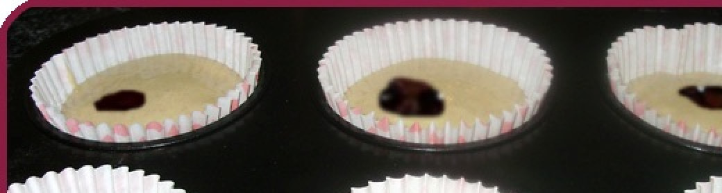 1. Этап. Кекс из смородинового варенья: 4. Разливаем по формам и в середину кладем немного смородинового варенья. Некоторые кулинары добавляют варенье прямо в тесто и взбивают его вместе с остальными ингредиентами. В данном случае варенье лучше положить в середину, тогда после запекания оно будет в виде начинки кекса. Отправляем кексы из смородинового варенья в разогретую до 180 градусов духовку на 15-18 минут.