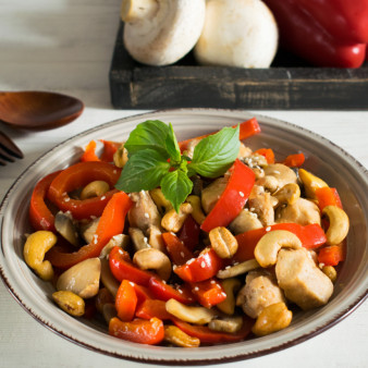 Курица с кешью и грибами