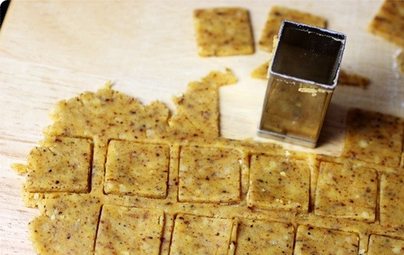 1. Этап. Сырные крекеры с чили: 4. Духовку разогрейте до 180 градусов. Тесто тоненько раскатайте и нарежьте небольшими квадратиками.