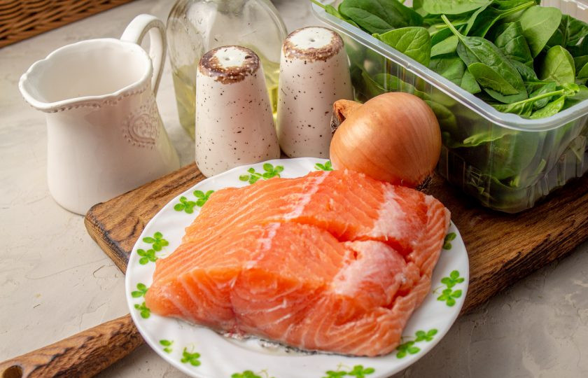 1. Этап. Лосось на подушке из шпината: Подготовьте все необходимые ингредиенты. Рыбу можно взять как филе, так и стейки. Свежий шпинат можно заменить на замороженный.