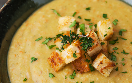 1. Этап. Гороховый суп-пюре с сухариками: 11. Гороховый суп-пюре с сухариками в домашних условиях подавать к столу нужно горячим, посыпав щепоткой свежей зелени. Приятного аппетита!