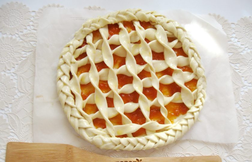 1. Этап. Пирог с абрикосовым джемом: Смажьте пирог яйцом.