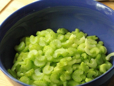 1. Этап. Салат с курицей и сельдереем: Нарезаем черешки тонкими ломтиками.