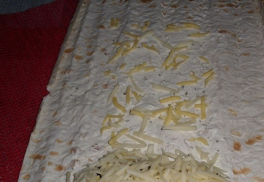 1. Этап. Шаурма с грибами и сыром: Поверх грибов добавляем натертый полутвердый сыр. Также немного натертого сыра распределяем по поверхности лаваша.