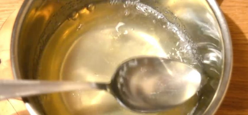 1. Этап. Клубничный тарт с заварным кремом: 8. Доведите до кипения, остудите в течение 3 минут и добавьте набухший желатин. Хорошо размешайте смесь до растворения желатина, остудите до комнатной температуры.