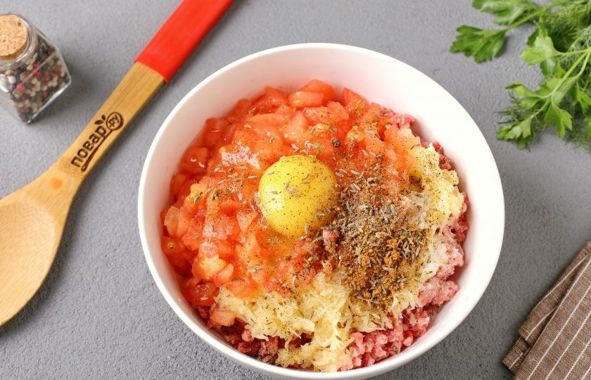 1. Этап. Котлеты с кабачком и помидором: Добавьте к фаршу с овощами яйцо, соль и специи по вкусу.