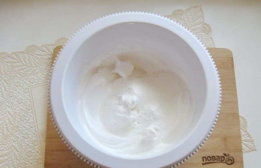 1. Этап. Безе Павлова: Добавьте в белки лимонный сок, ванильный сахар и крахмал.