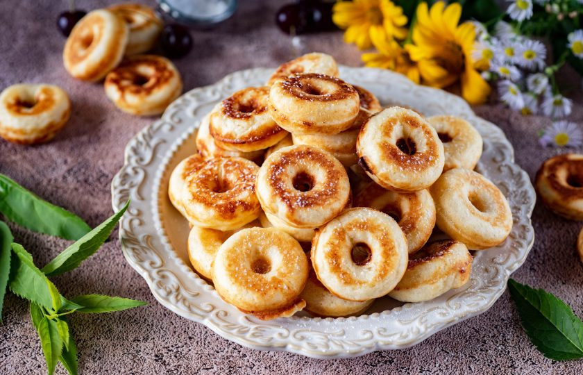 1. Этап. Творожные пончики в мультипекаре: Готовые пончики выложите на тарелку, немного охладите, присыпьте сахарной пудрой и подавайте к столу.