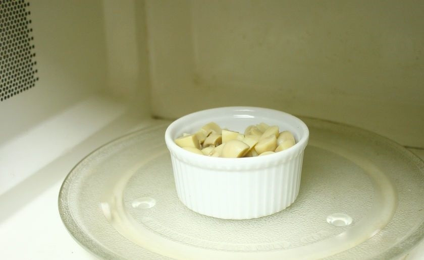 1. Этап. Салат с грибами без майонеза: 2. Грибы заливаю кипятком и отправляю в микроволновую печь на 30 секунд, а потом сливаю всю воду (они получаются полусырыми).